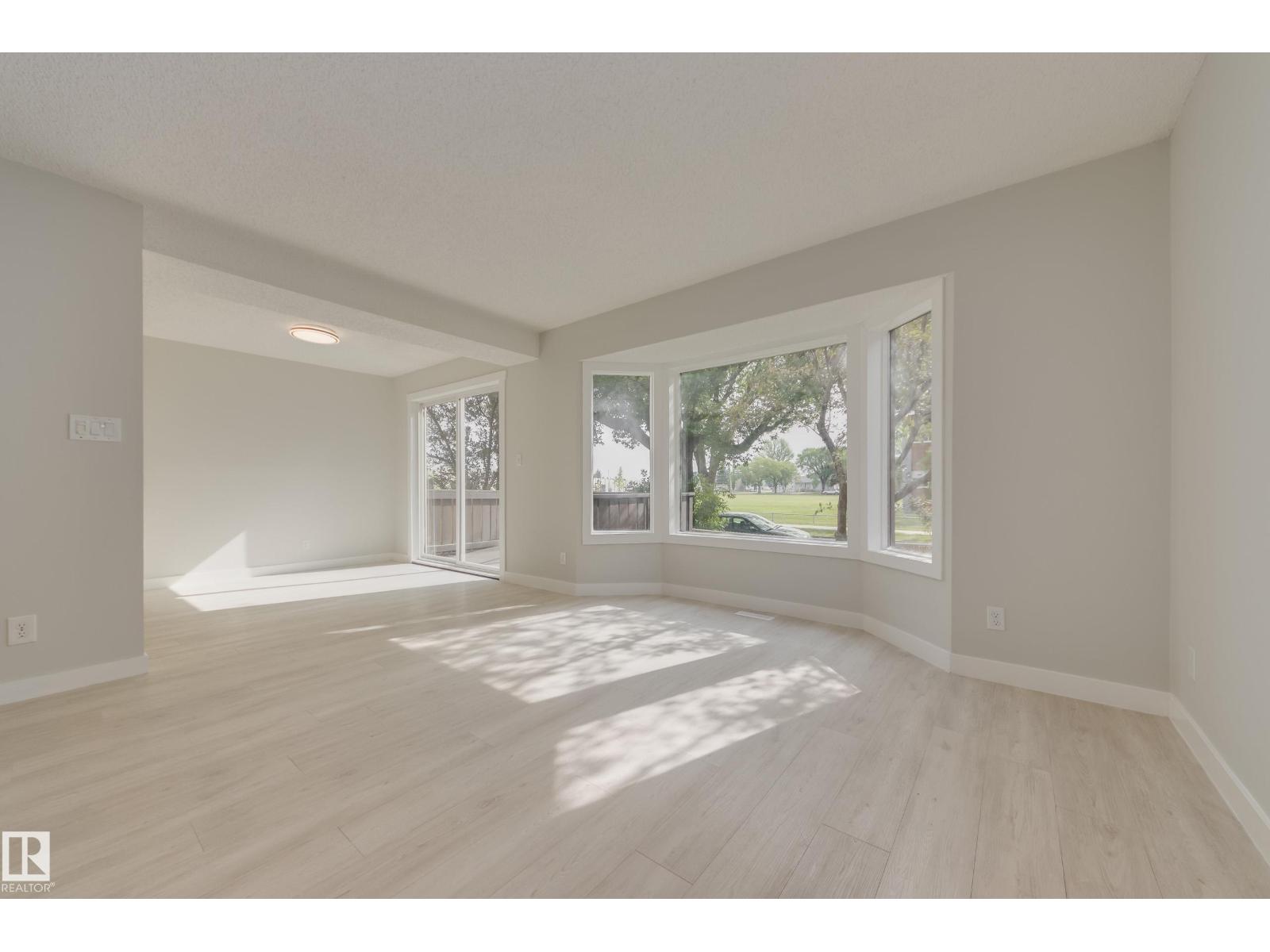 Photo 13 of 12430 85 St Nw, Edmonton AB