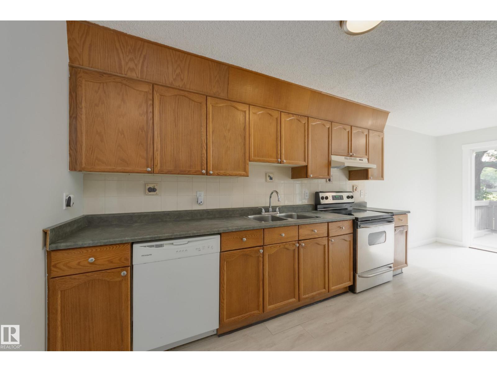 Photo 3 of 12430 85 St Nw, Edmonton AB