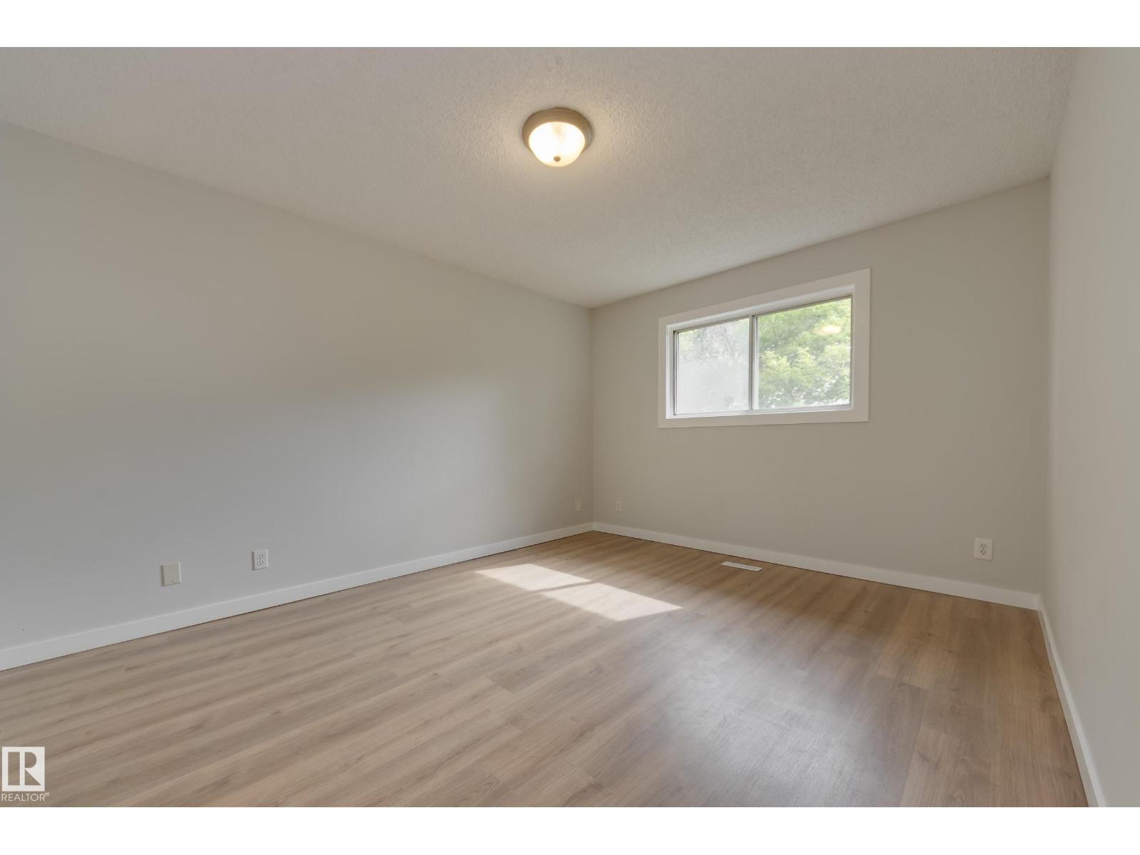 Photo 11 of 12430 85 St Nw, Edmonton AB