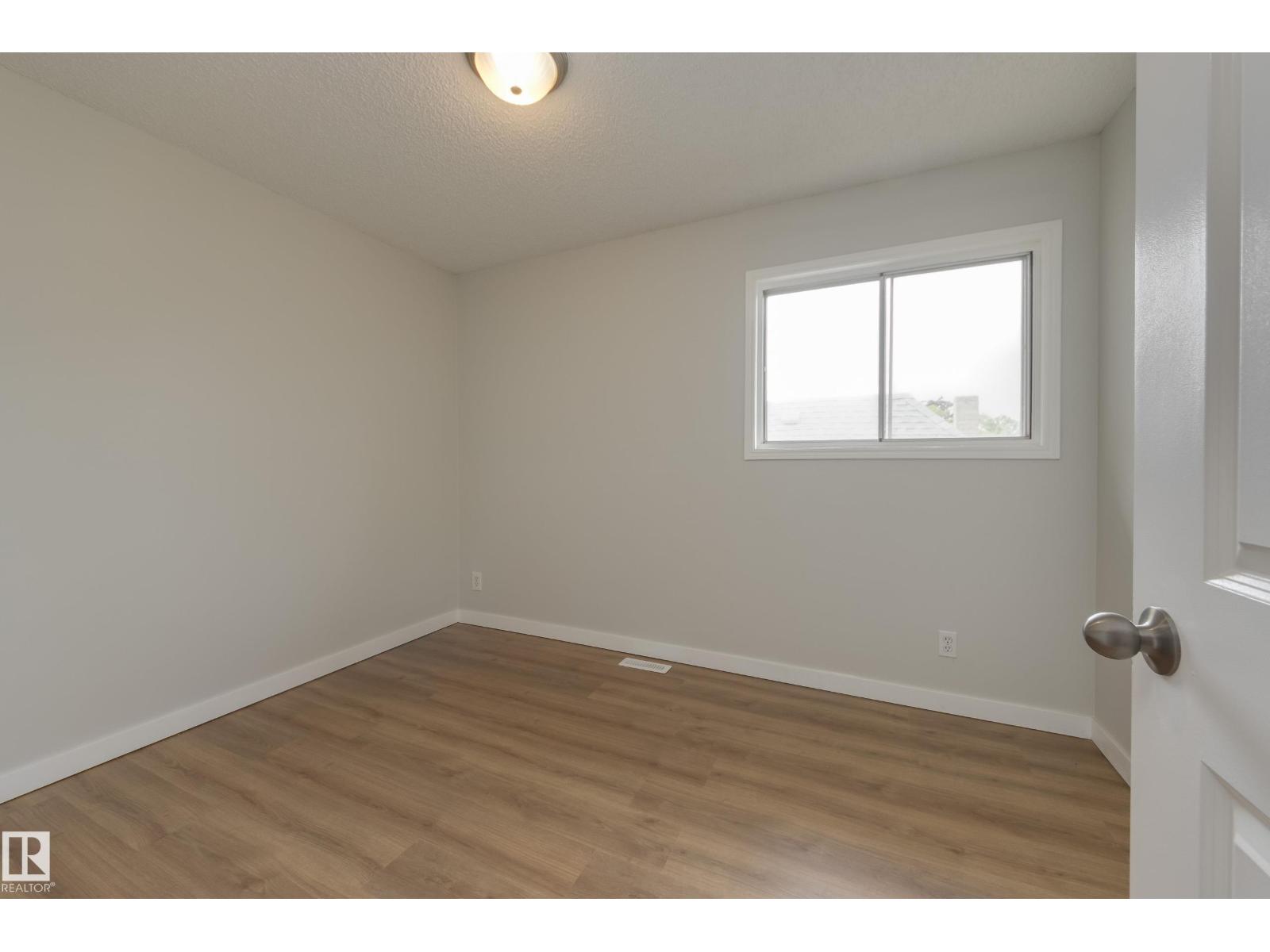 Photo 17 of 12430 85 St Nw, Edmonton AB