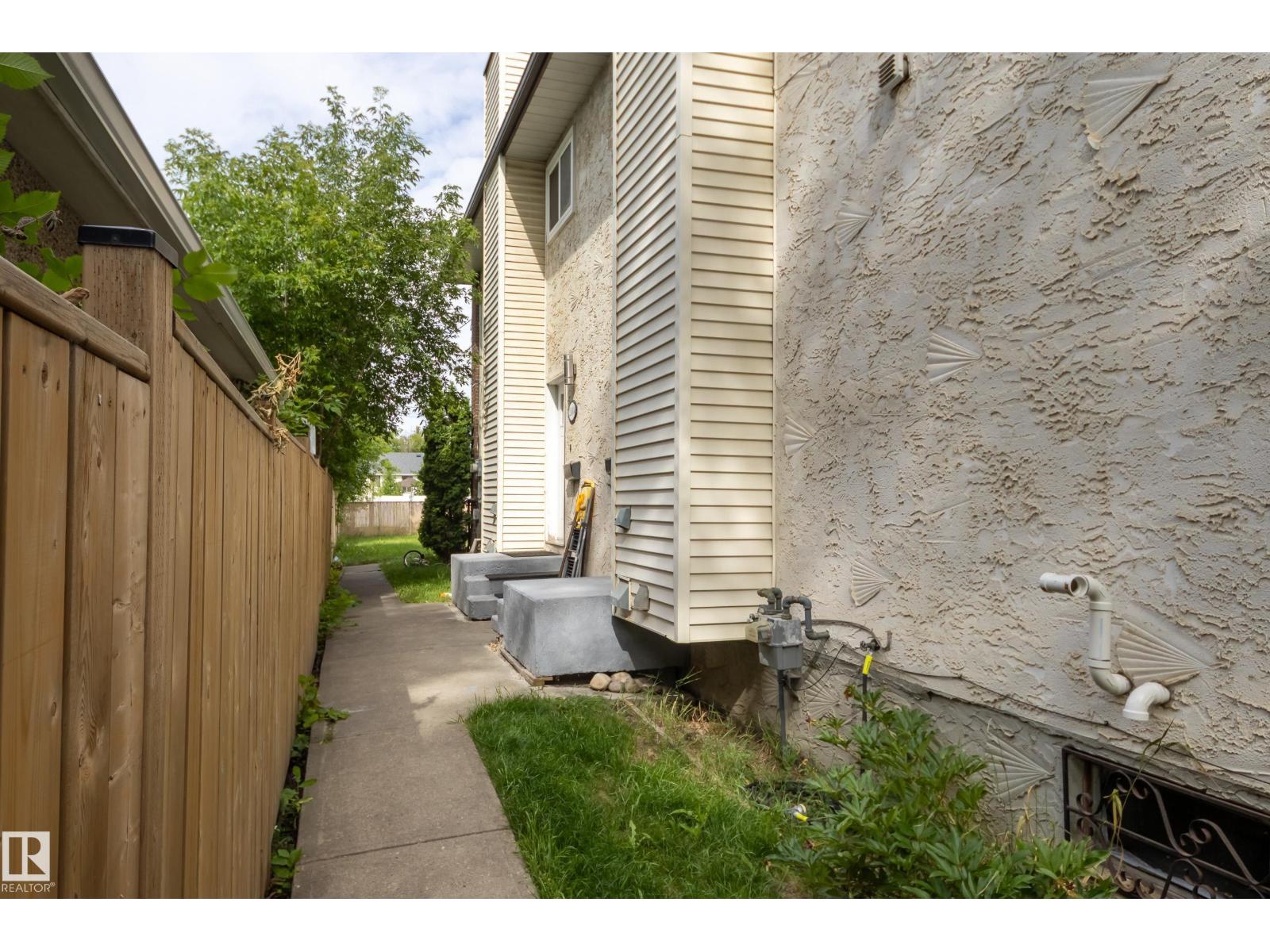 Photo 4 of 12430 85 St Nw, Edmonton AB