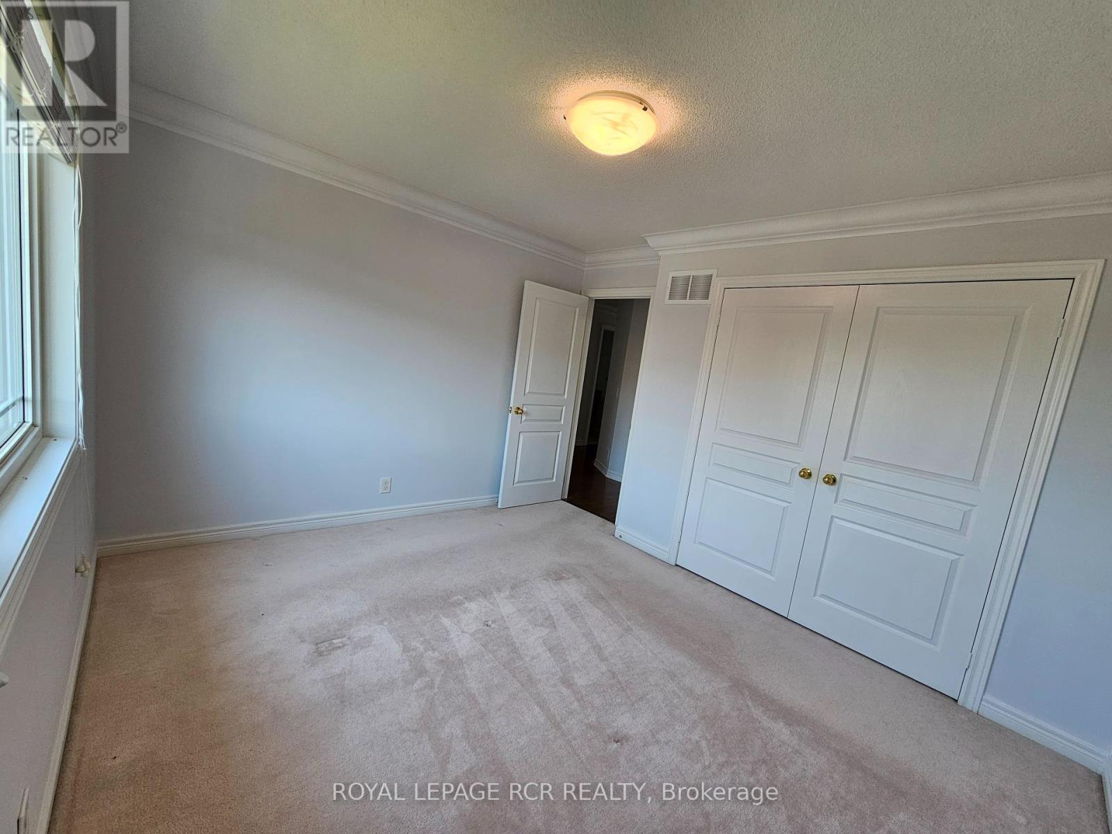 Photo 11 of 40 Thatcher Crescent, East Gwillimbury ON