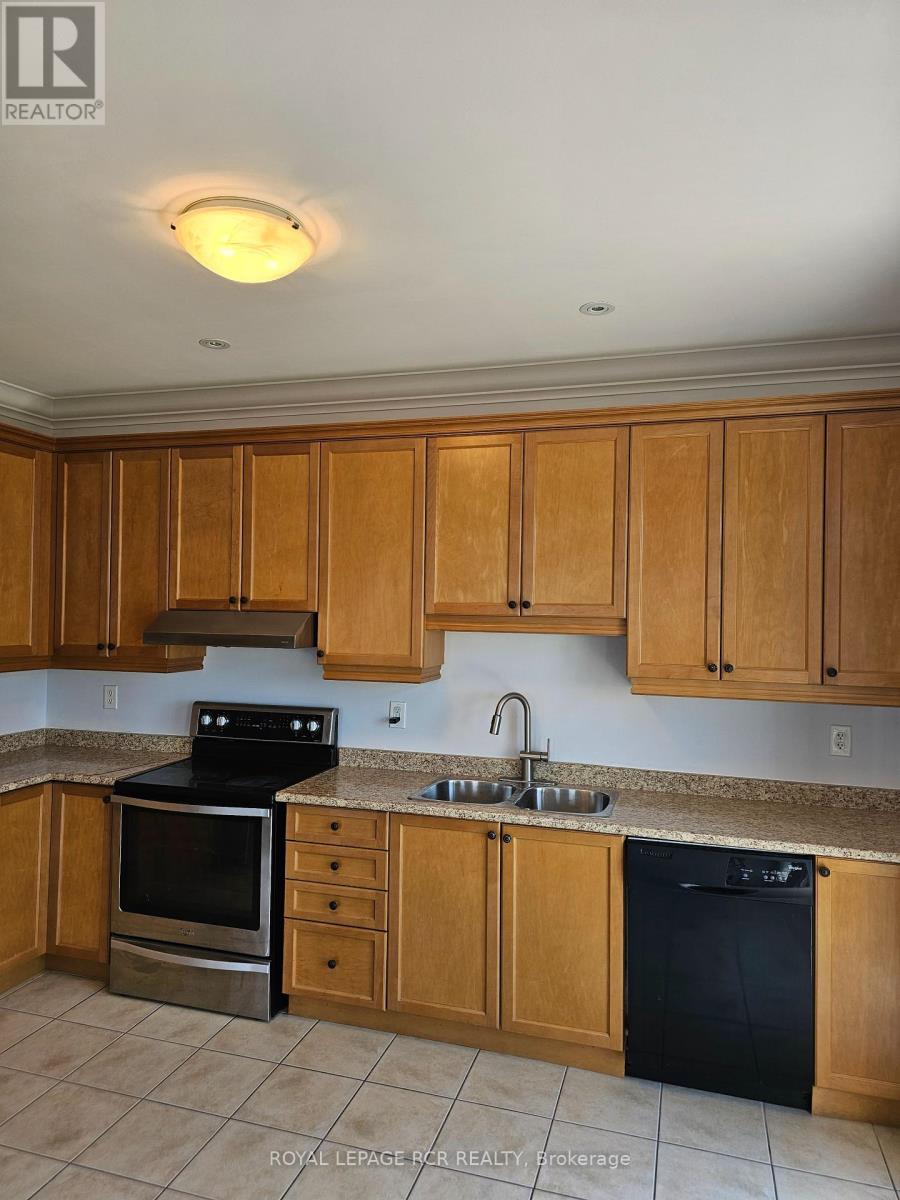 Photo 20 of 40 Thatcher Crescent, East Gwillimbury ON