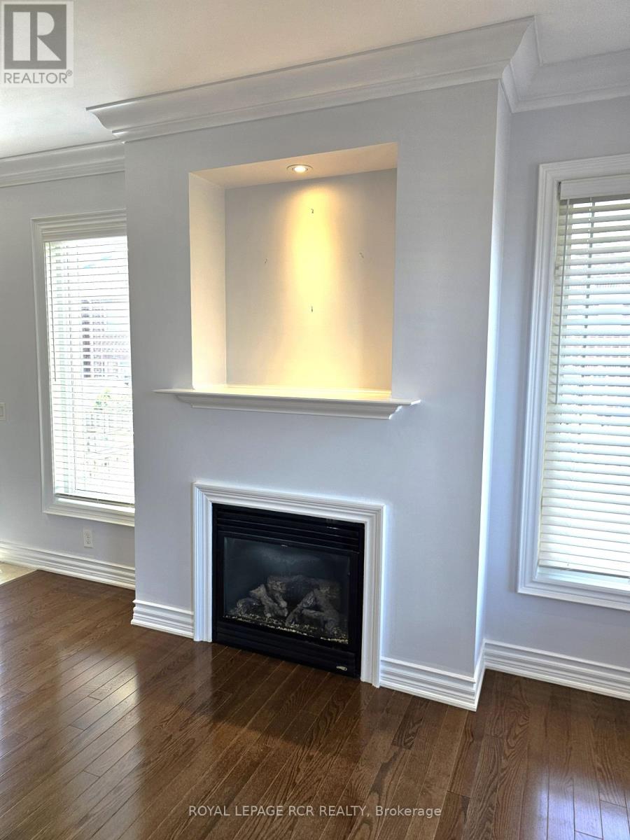 Photo 9 of 40 Thatcher Crescent, East Gwillimbury ON