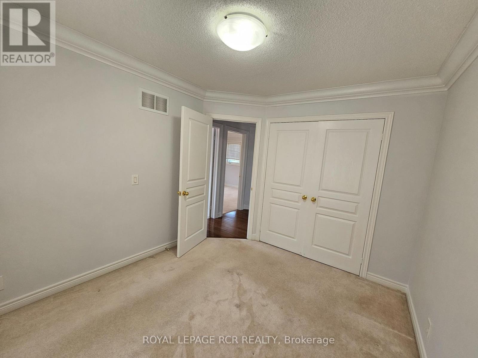 Photo 12 of 40 Thatcher Crescent, East Gwillimbury ON