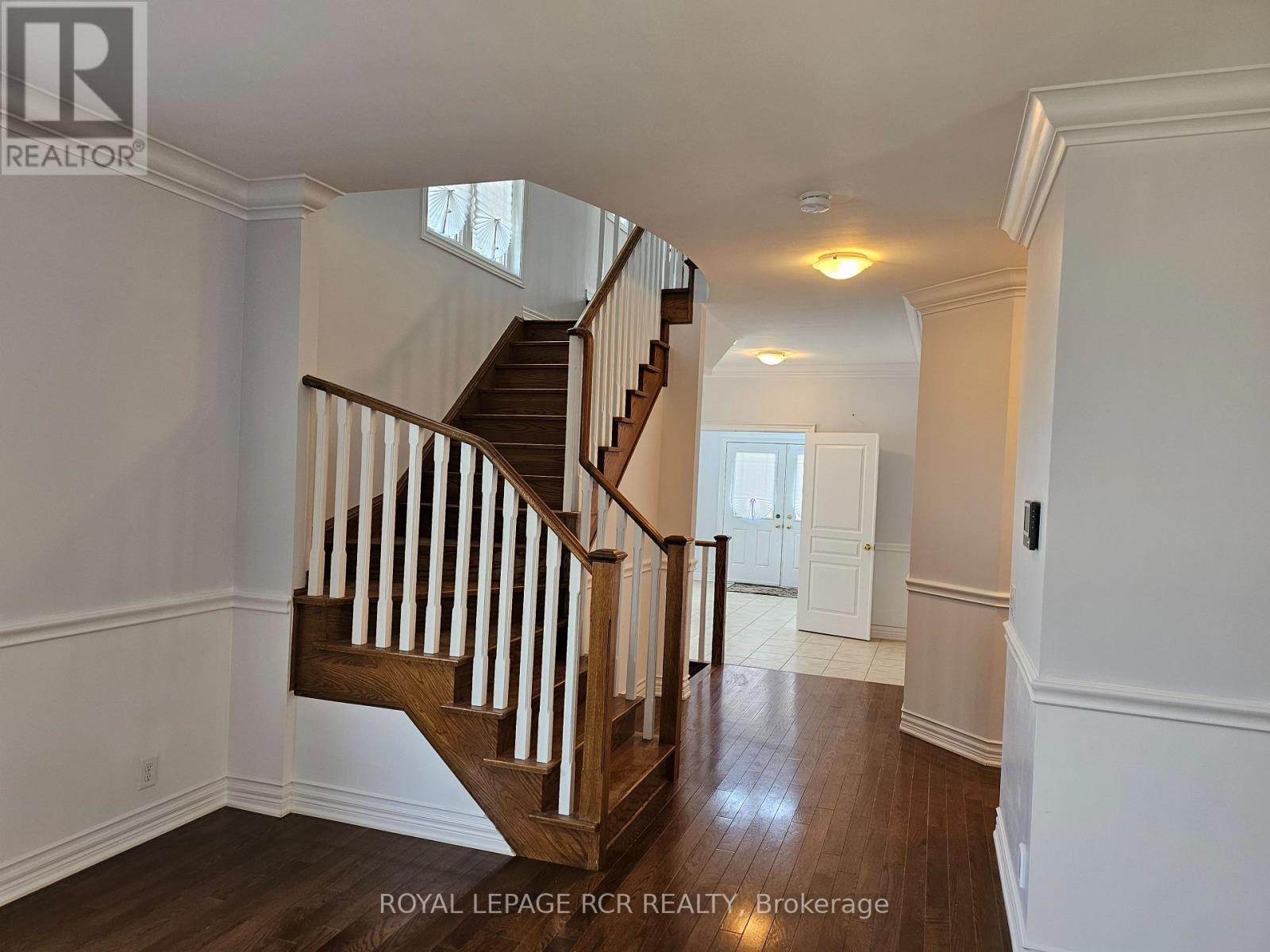 Photo 17 of 40 Thatcher Crescent, East Gwillimbury ON