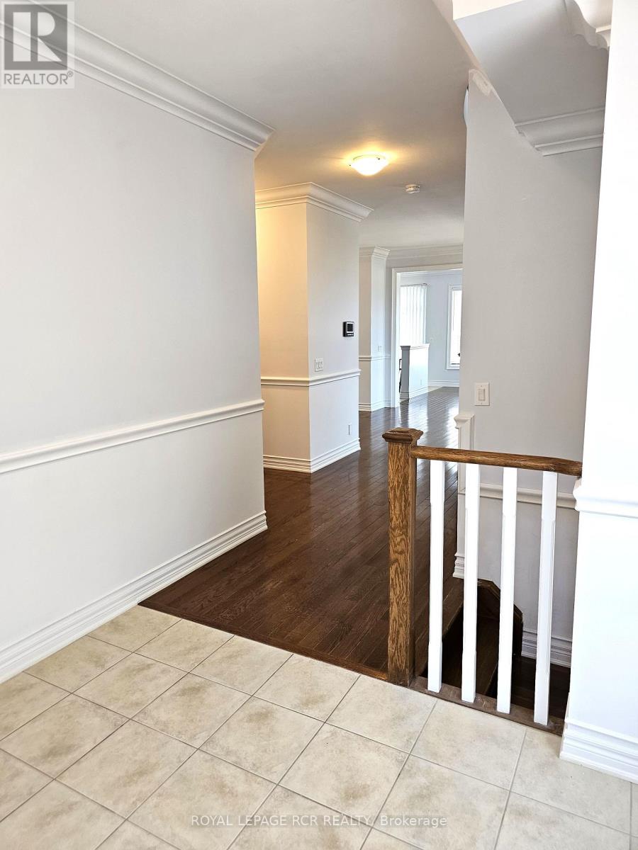 Photo 3 of 40 Thatcher Crescent, East Gwillimbury ON