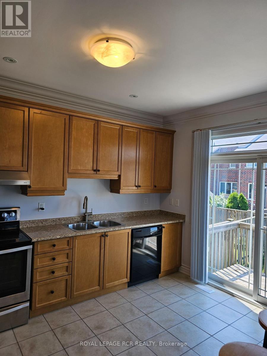 Photo 10 of 40 Thatcher Crescent, East Gwillimbury ON