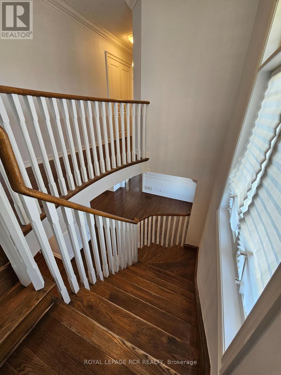 Photo 14 of 40 Thatcher Crescent, East Gwillimbury ON