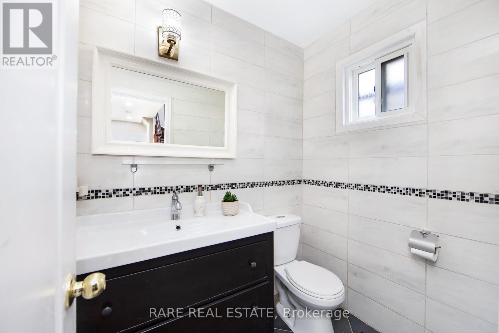 Photo 4 of 33 Fieldside Drive, Toronto ON