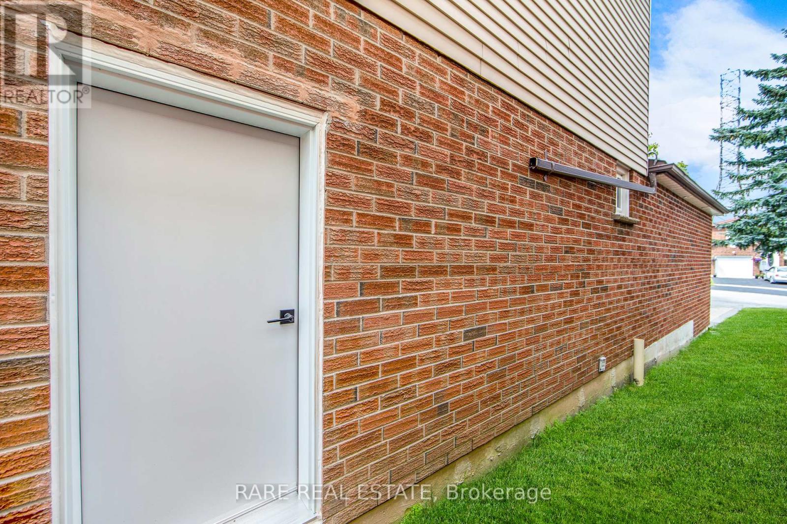 Photo 10 of 33 Fieldside Drive, Toronto ON