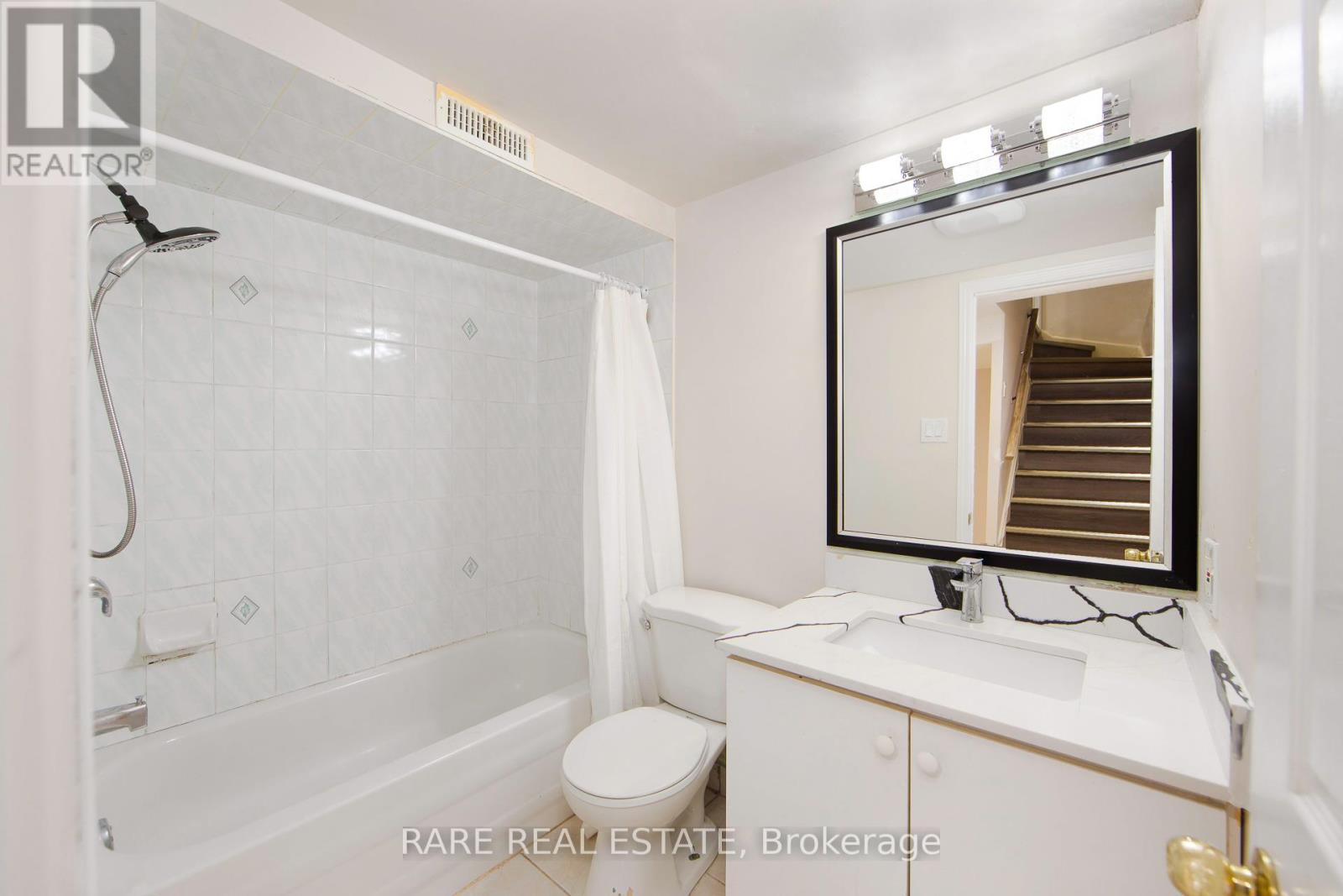 Photo 11 of 33 Fieldside Drive, Toronto ON