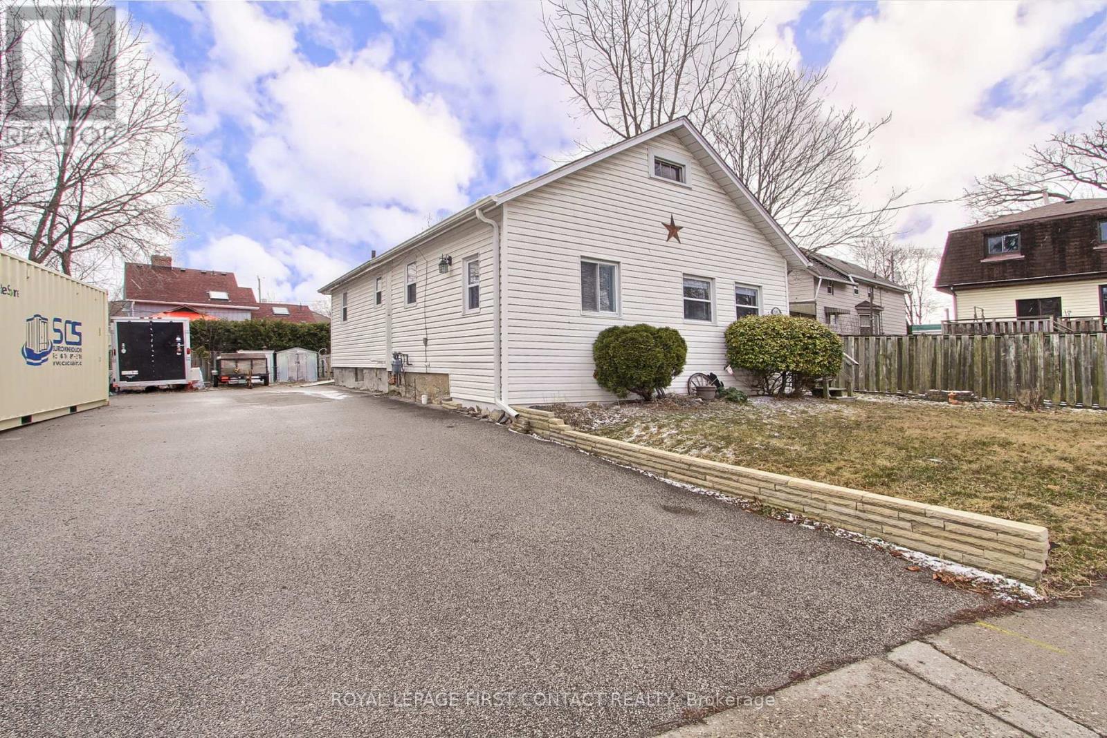 Photo 35 of 145 Wesley Street, Newmarket ON