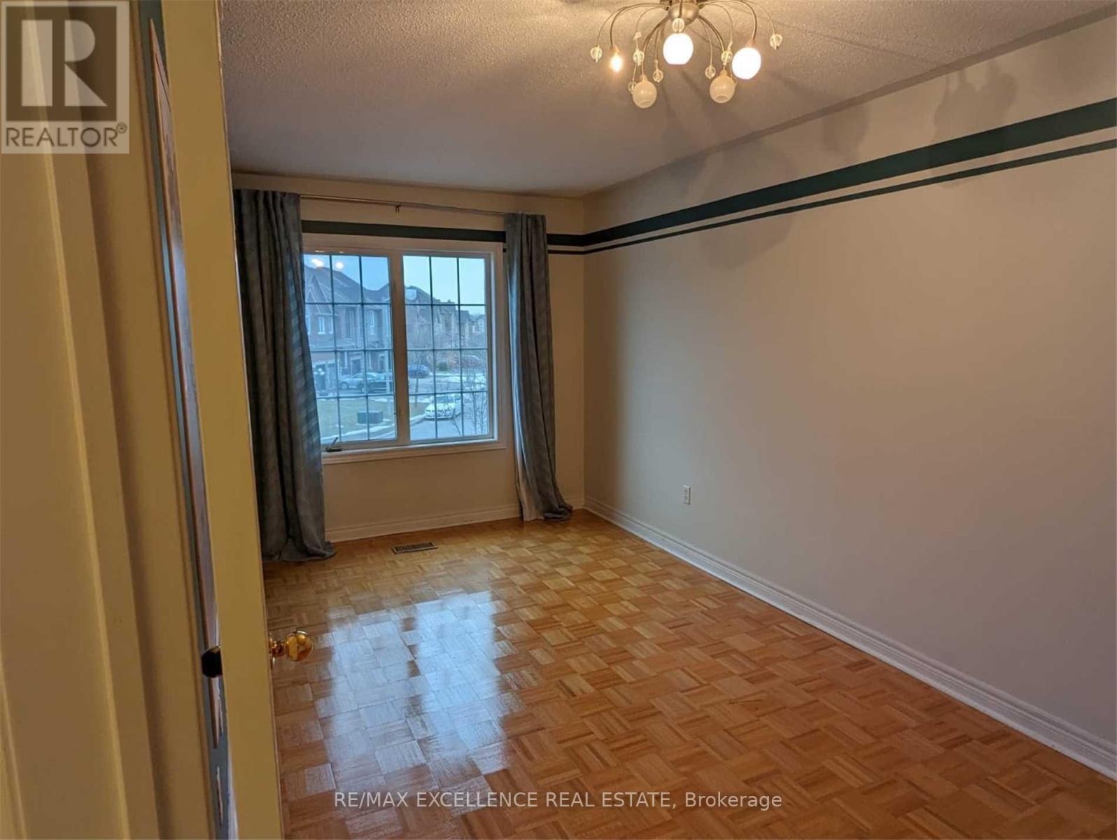 Photo 7 of 43 Foxchase Avenue, Vaughan ON