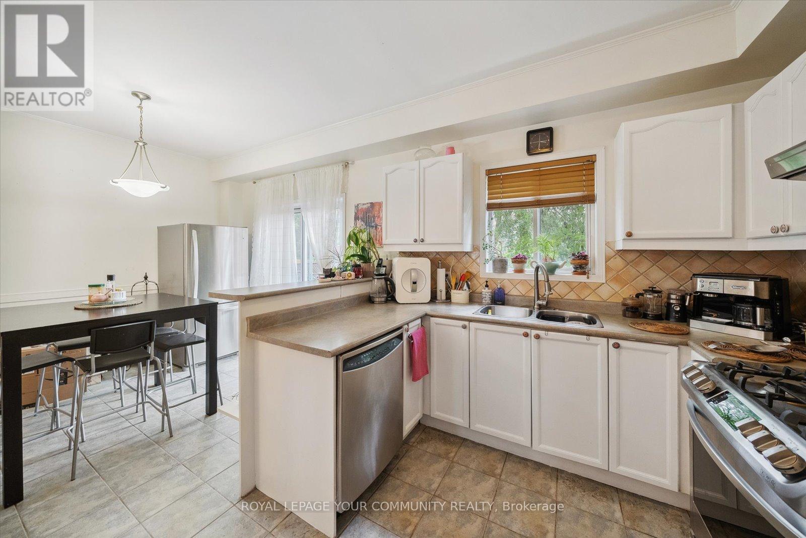 Photo 9 of 88 English Oak Drive, Richmond Hill ON