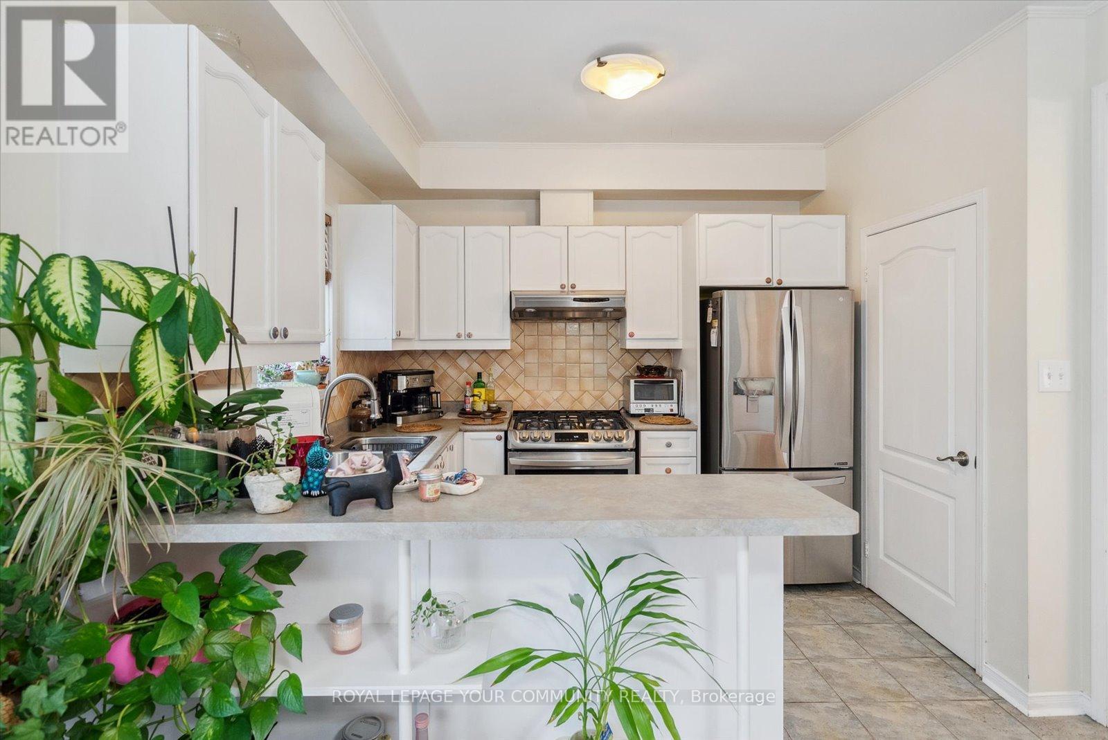 Photo 11 of 88 English Oak Drive, Richmond Hill ON