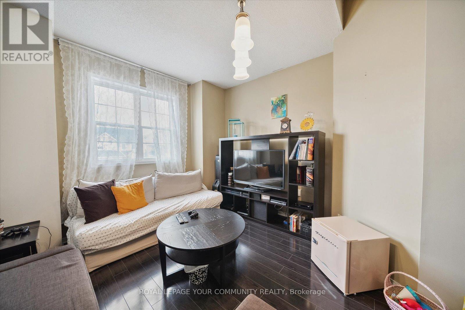 Photo 8 of 88 English Oak Drive, Richmond Hill ON