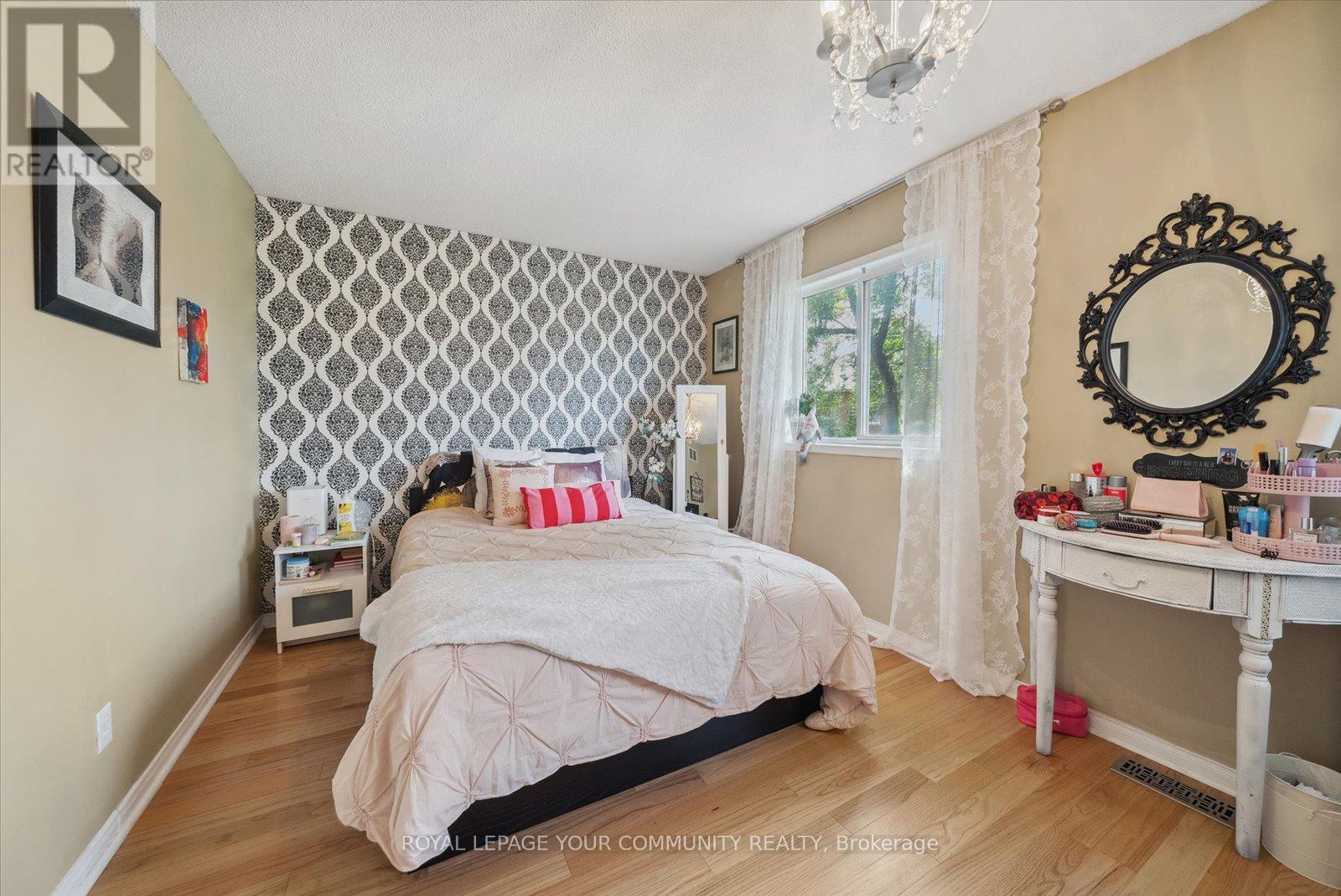 Photo 23 of 88 English Oak Drive, Richmond Hill ON
