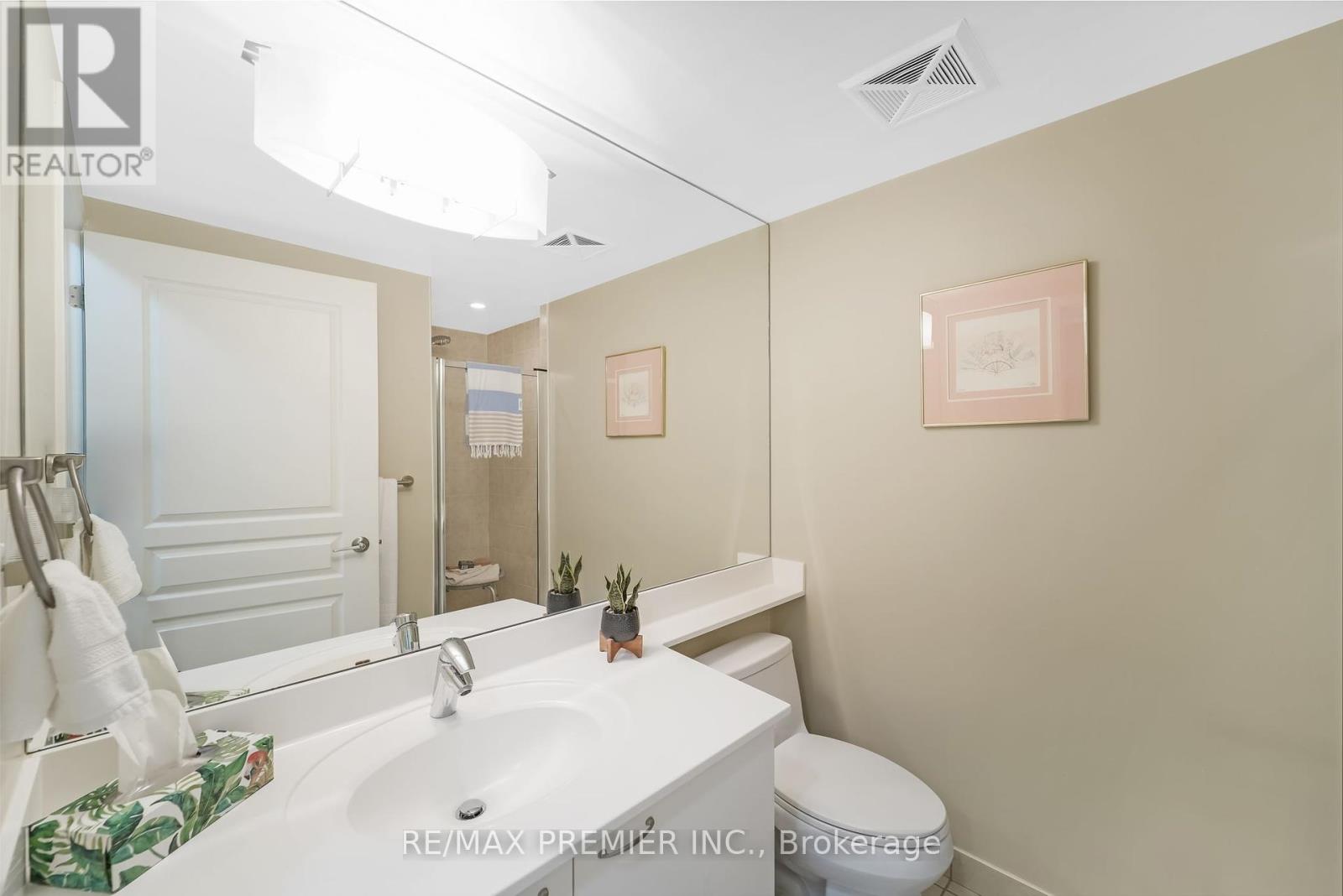 Photo 4 of 216 1403 Royal York Road, Toronto ON