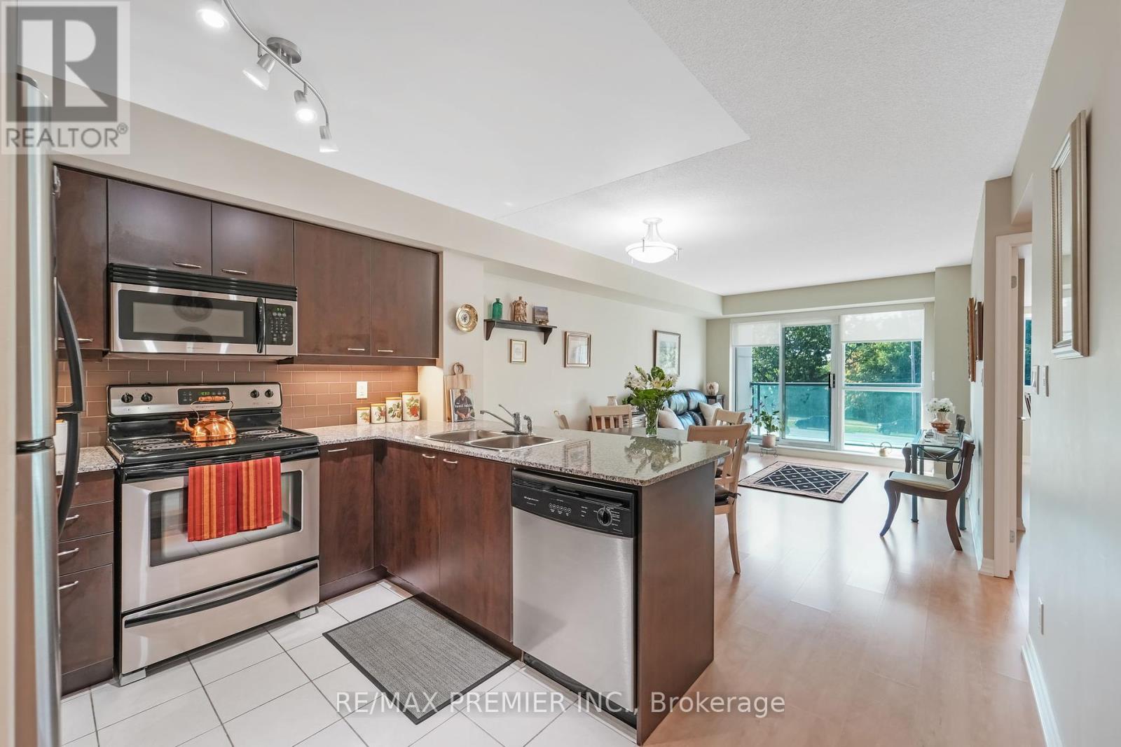 Photo 8 of 216 1403 Royal York Road, Toronto ON