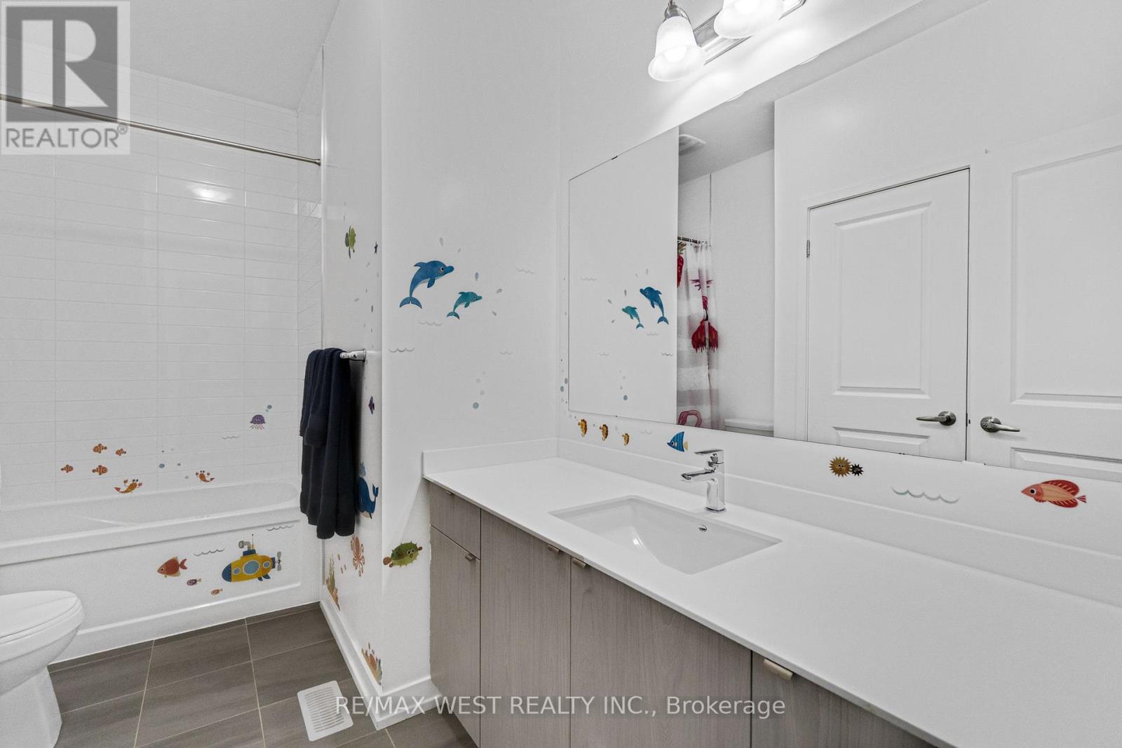 Photo 9 of 3179 Mintwood Circle, Oakville ON
