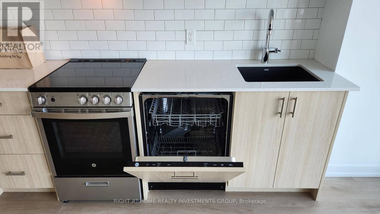 Photo 3 of 419 1195 The Queensway Avenue, Toronto ON
