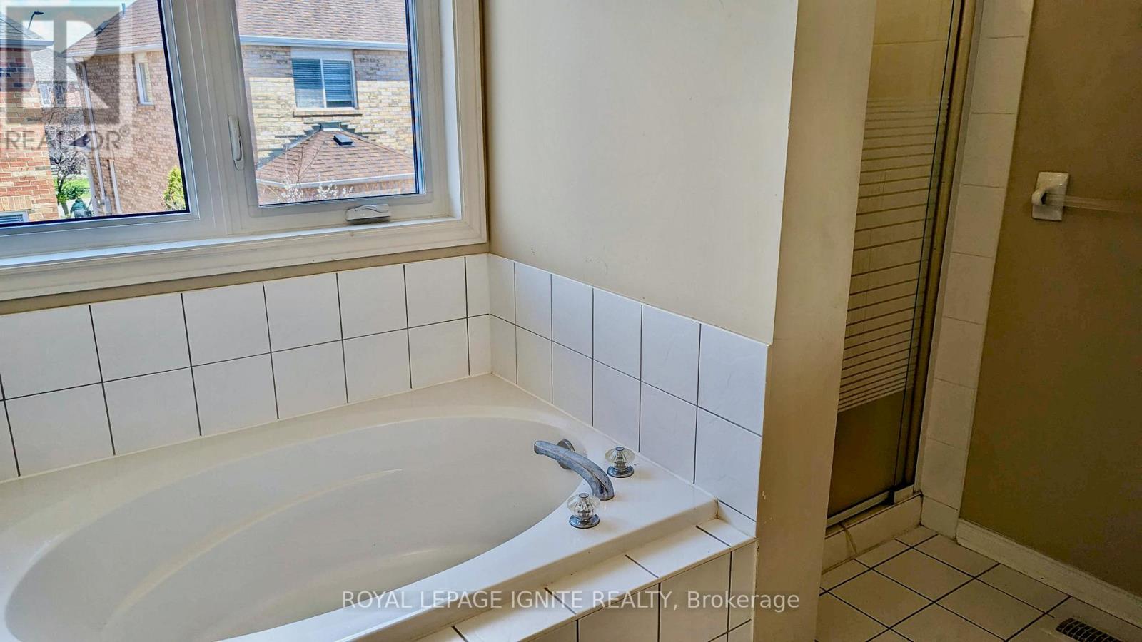 Photo 4 of 5952 Chalfont Crescent, Mississauga ON