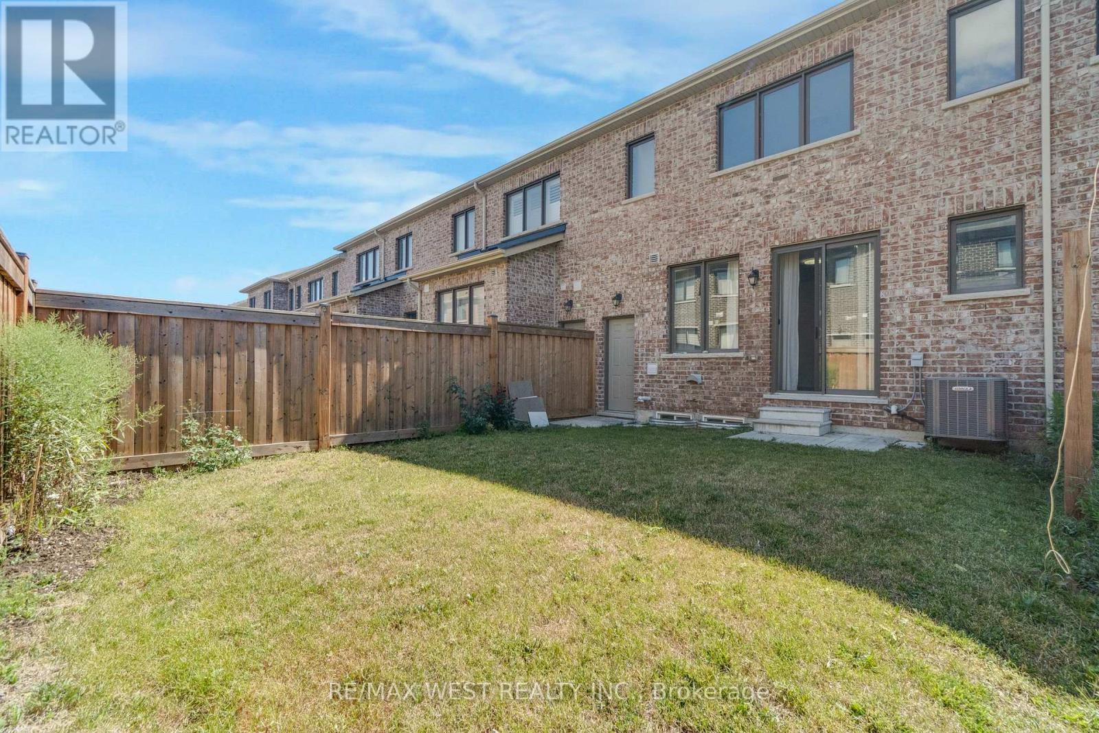 Photo 10 of 23 Circus Crescent, Brampton ON
