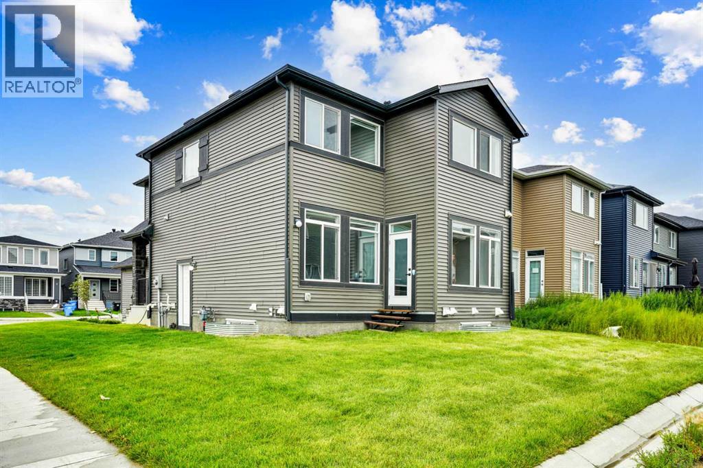 Photo 2 of 8 Corner Glen Row Ne, Calgary AB