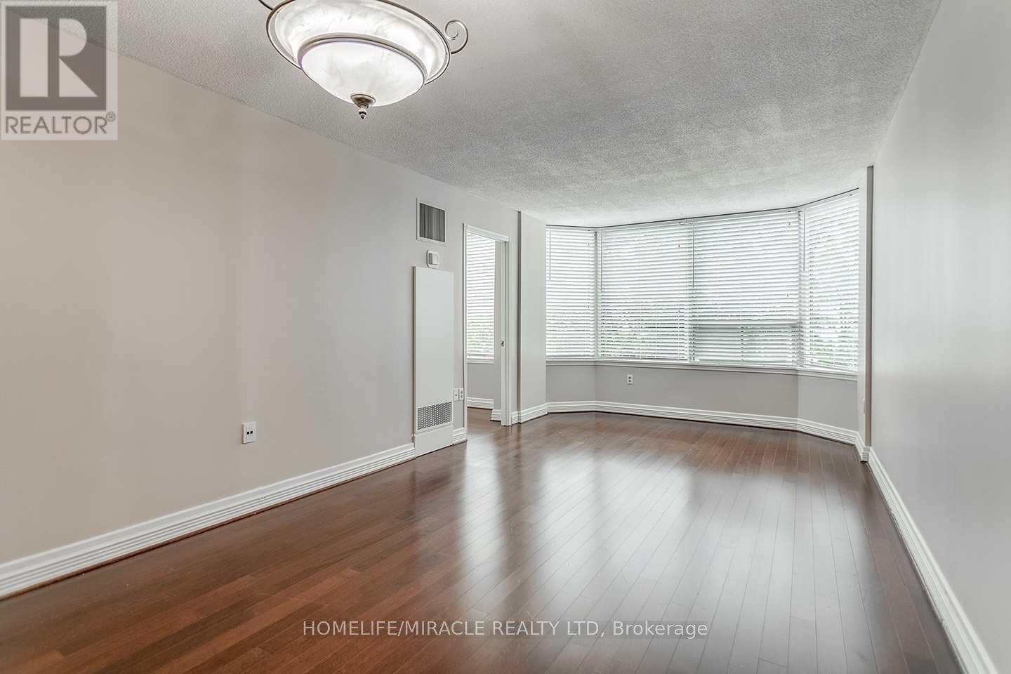 Photo 16 of 304 1270 Maple Crossing Boulevard, Burlington ON