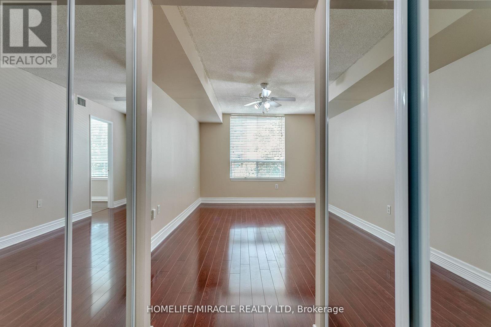 Photo 9 of 304 1270 Maple Crossing Boulevard, Burlington ON