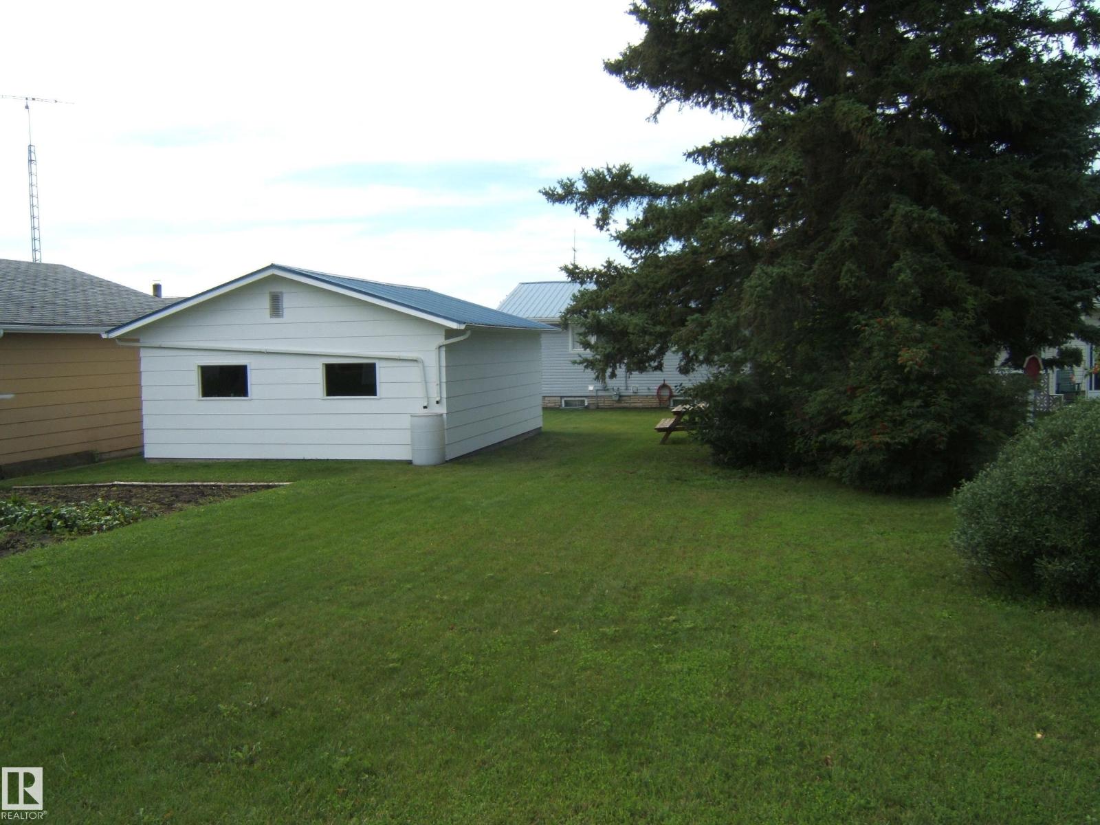 Photo 21 of 4807 46 St, Two Hills AB