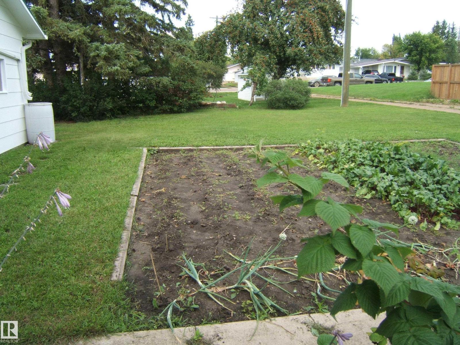 Photo 8 of 4807 46 St, Two Hills AB