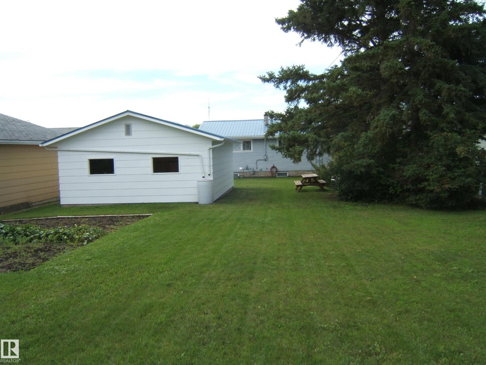 Photo 24 of 4807 46 St, Two Hills AB
