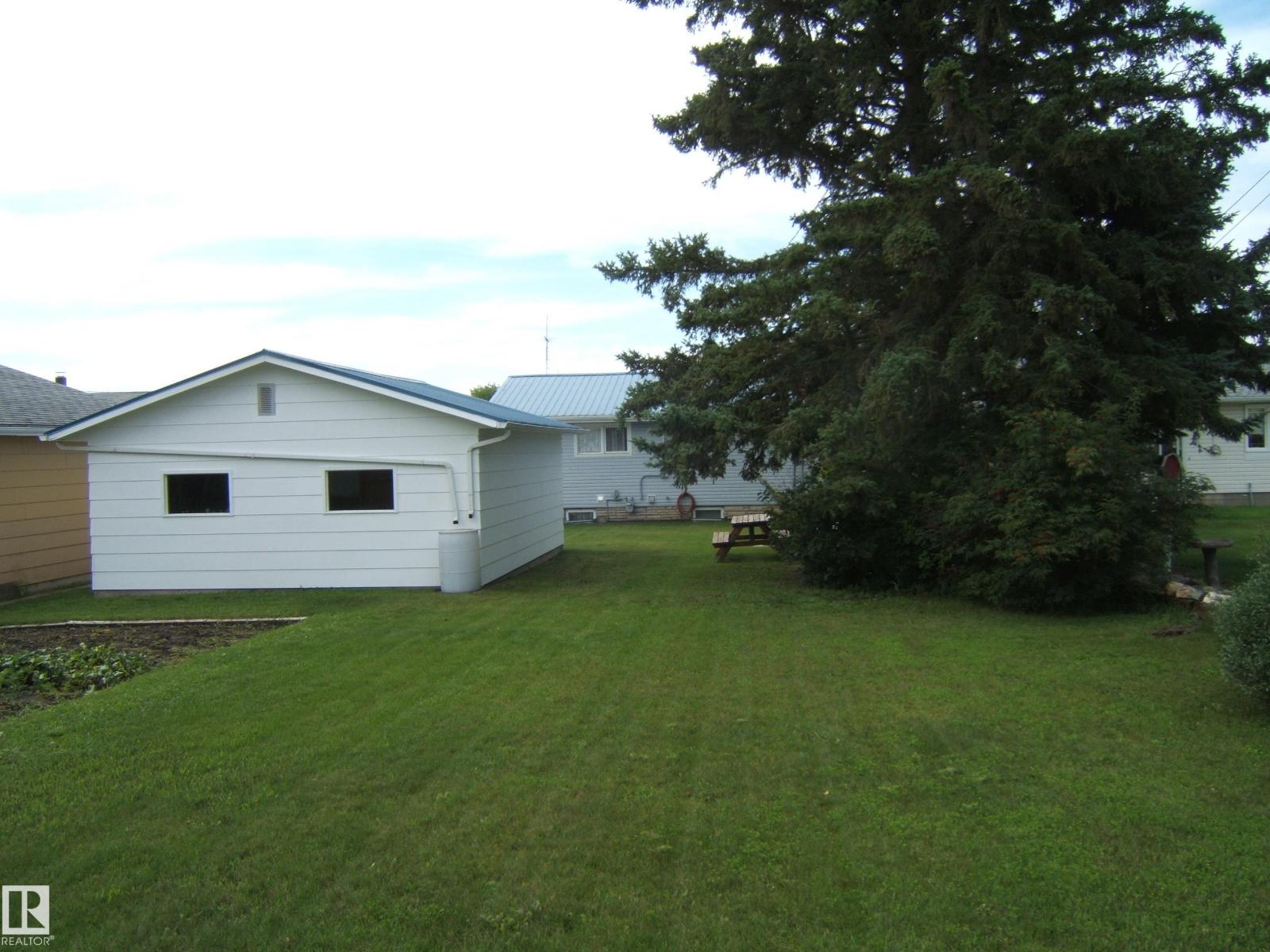 Photo 5 of 4807 46 St, Two Hills AB