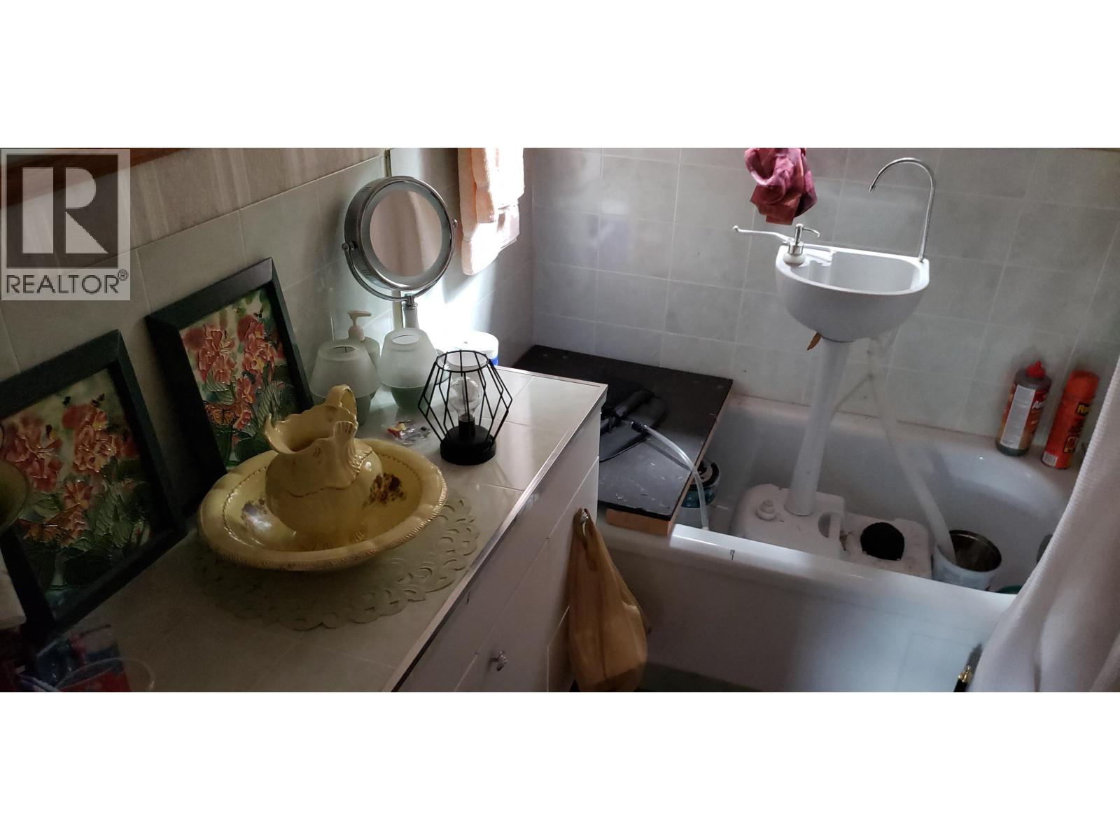 7252 E YOUNG LAKE ROAD, 70 Mile House