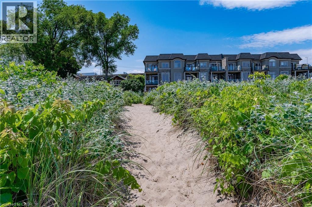 Photo 4 of 1081 Beach Boulevard, Hamilton ON