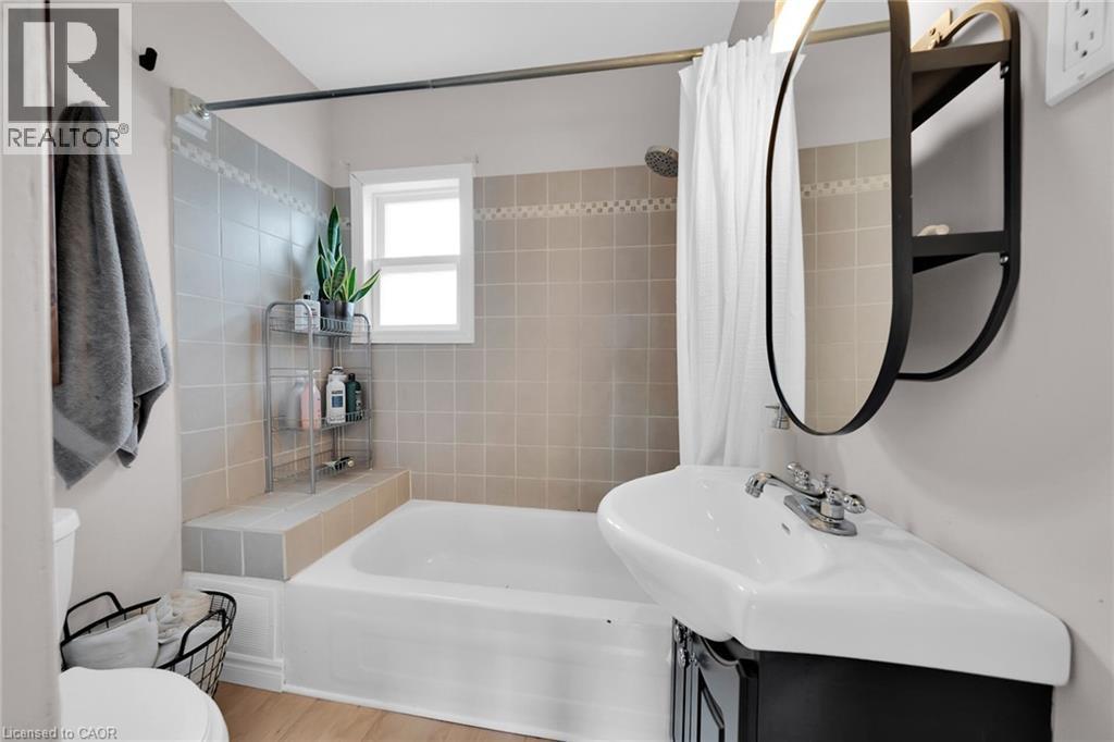 Photo 2 of 92 Glendale Avenue N, Hamilton ON