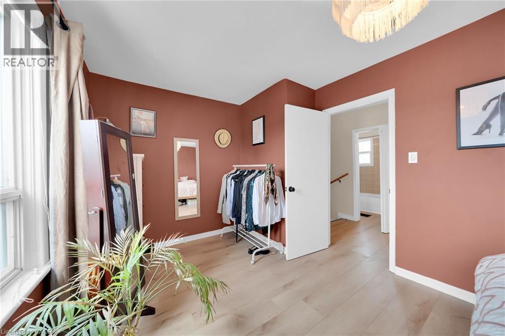Photo 21 of 92 Glendale Avenue N, Hamilton ON