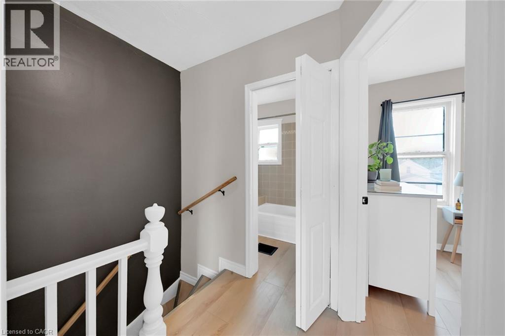 Photo 15 of 92 Glendale Avenue N, Hamilton ON