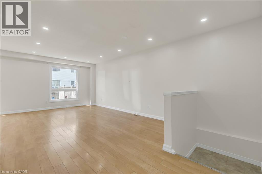 Photo 4 of 62 Foxglove Crescent, Kitchener ON