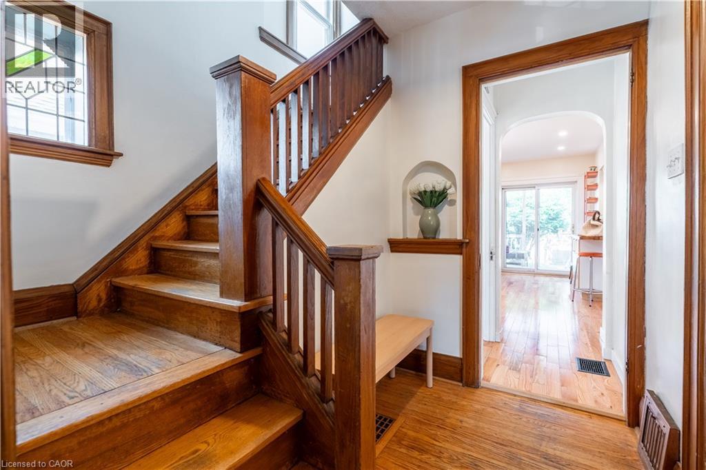 Photo 4 of 26 Weir Street S, Hamilton ON