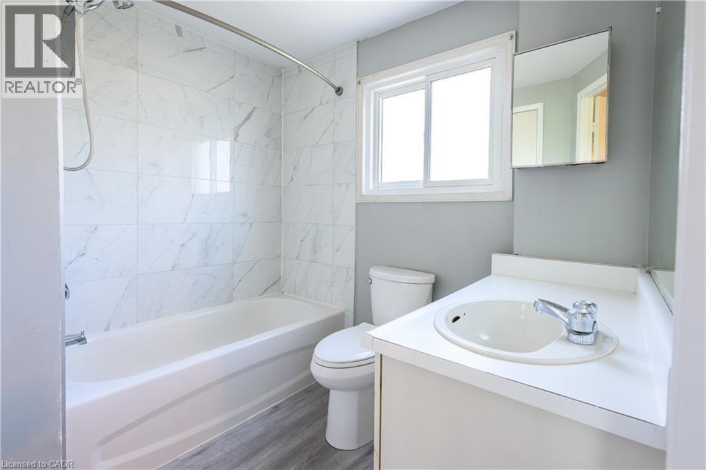 Photo 17 of 51 Caroga Court Unit 27, Hamilton ON