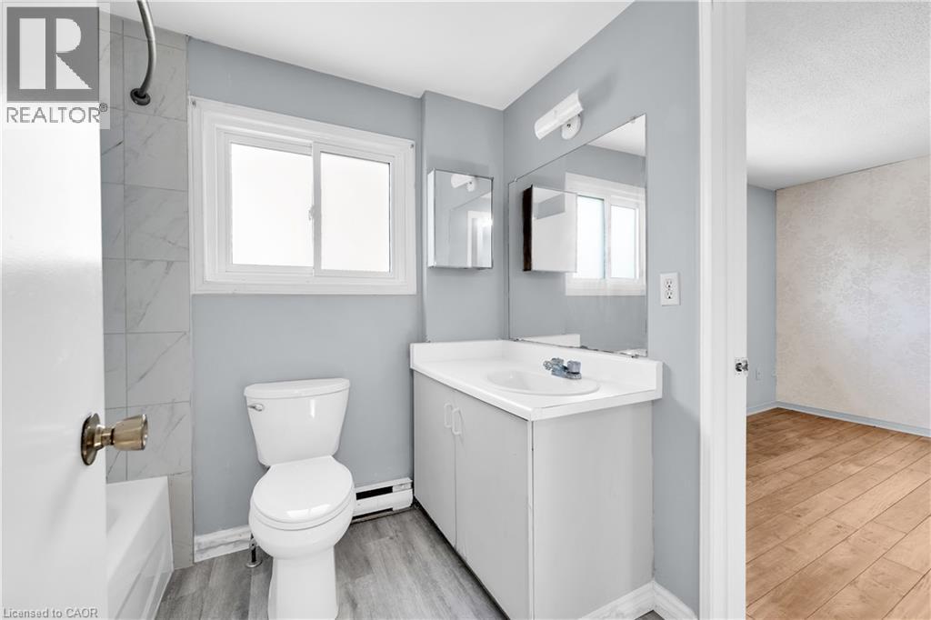 Photo 18 of 51 Caroga Court Unit 27, Hamilton ON