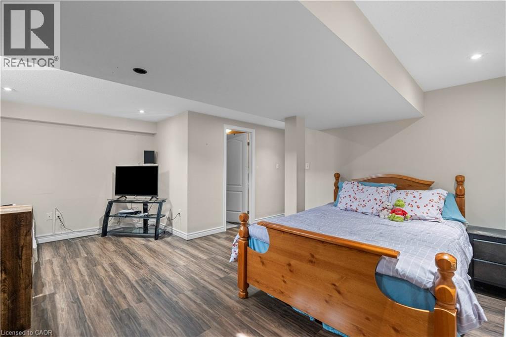 Photo 14 of 27 Marina Point Crescent, Hamilton ON