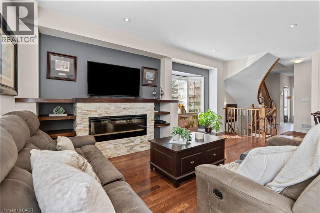 Photo 11 of 27 Marina Point Crescent, Hamilton ON