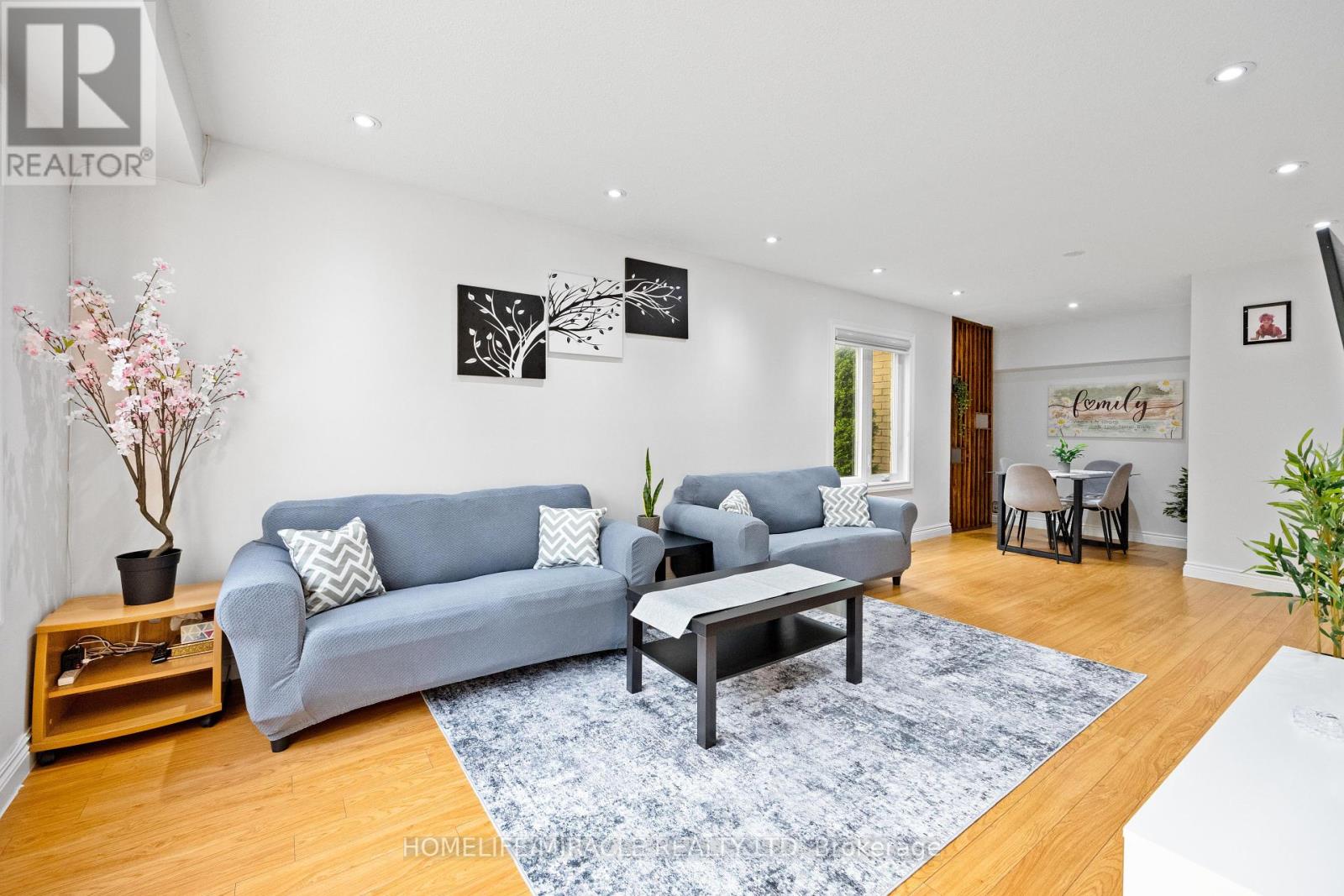 Photo 11 of 21 Folkstone Crescent, Brampton ON