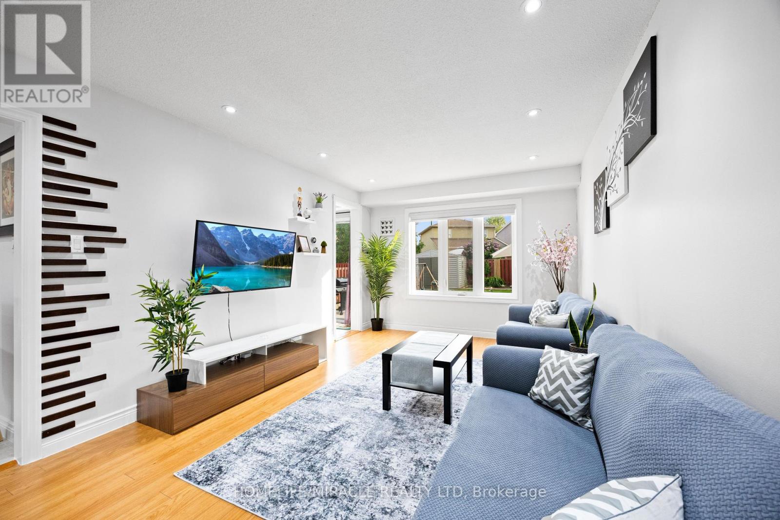 Photo 13 of 21 Folkstone Crescent, Brampton ON