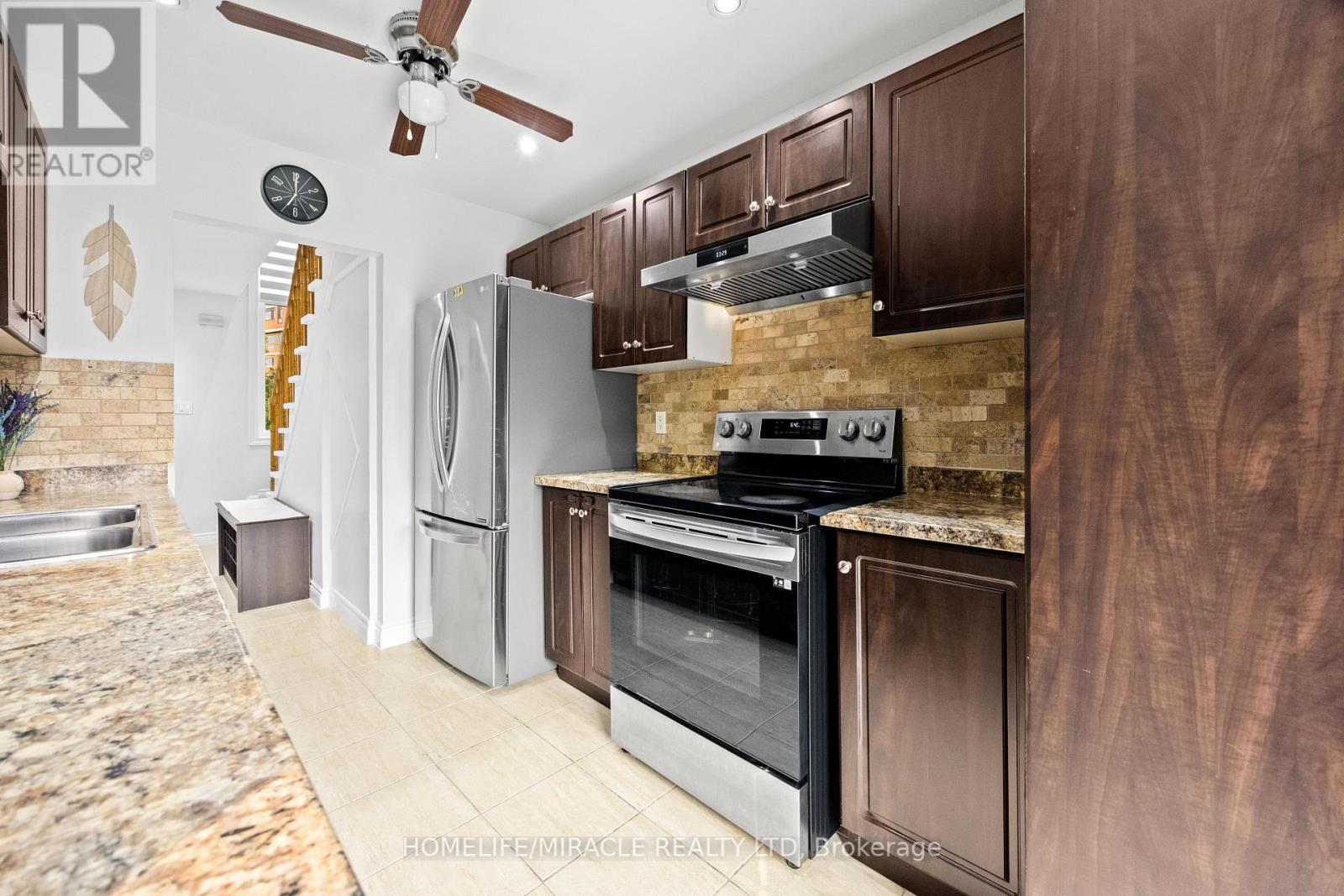 Photo 17 of 21 Folkstone Crescent, Brampton ON