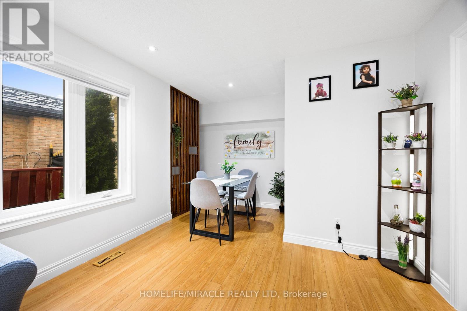 Photo 19 of 21 Folkstone Crescent, Brampton ON